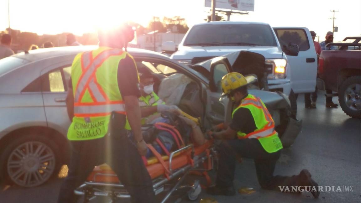 Saltillo: Camioneta ‘casi nueva’ es chocada por conductor en estado de ebriedad en Fundadores