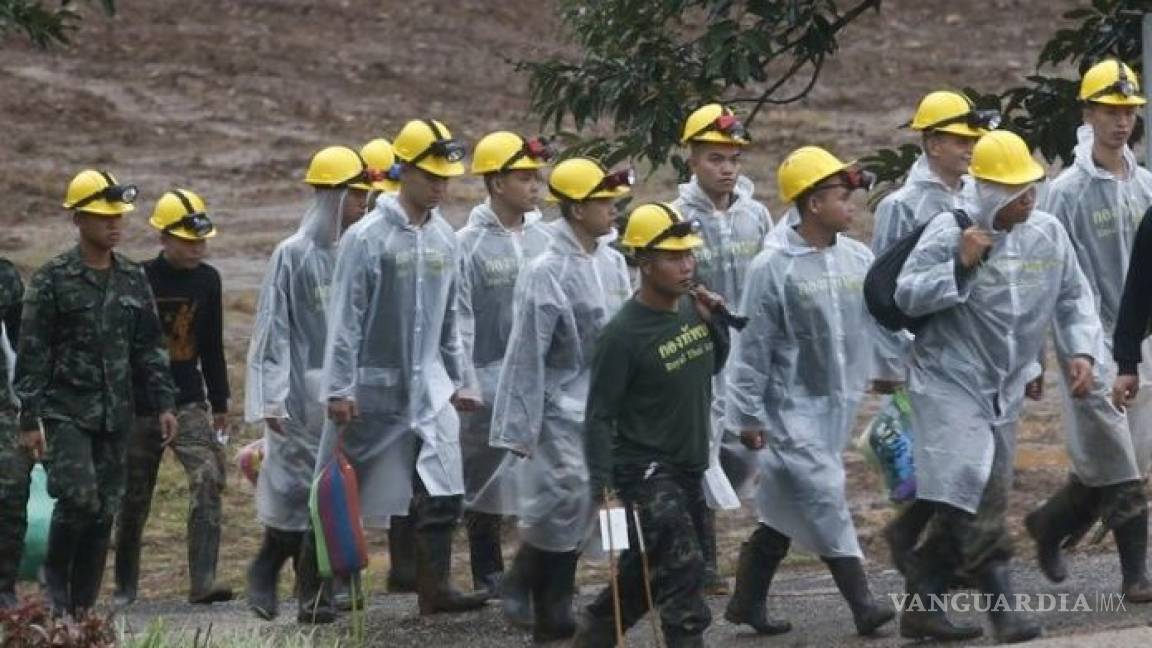 Rescatados los 12 niños y su entrenador atrapados en una cueva de Tailandia