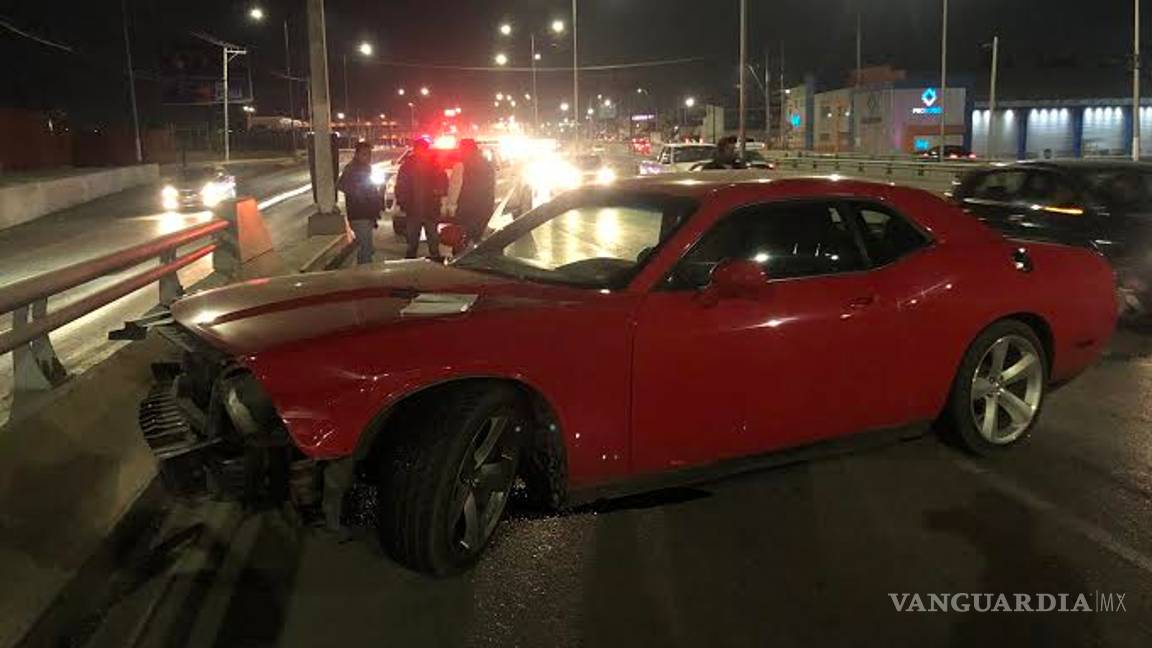 $!Por 'rápido y furioso' destroza su Dodge Challenger en Saltillo; brinca camellón y choca a taxista