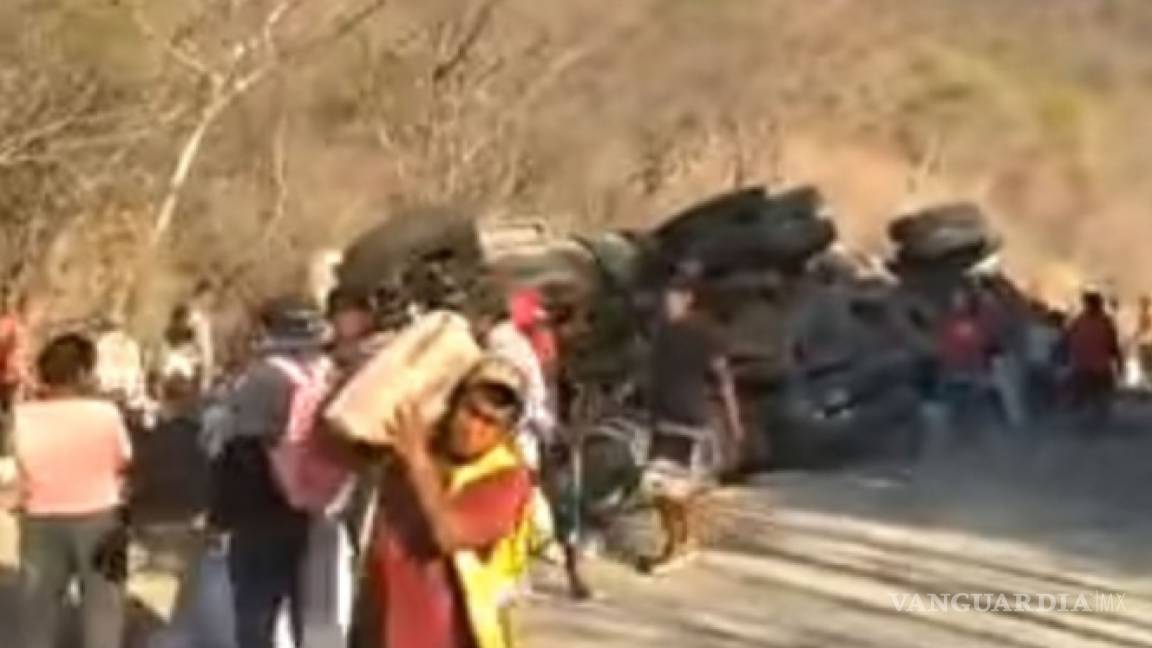 Pobladores hacen rapiña en Oaxaca tras volcadura de camión