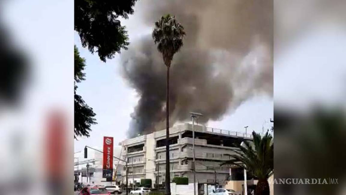 Se registra fuerte incendio en Galerías Coapa de la CDMX