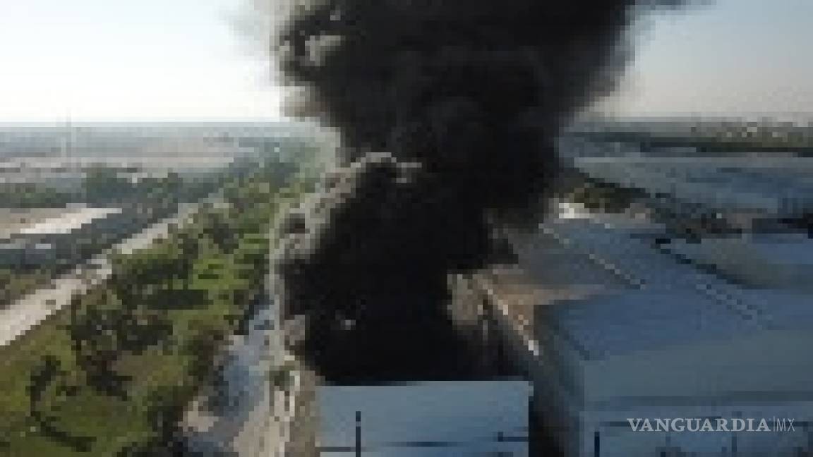 Arde empresa en Parque Industrial de Apodaca, Nuevo León; son evacuadas 60 personas