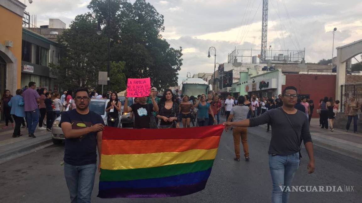 Manifestantes LGBT y policías reciben en Saltillo al ‘Autobús de la Familia’
