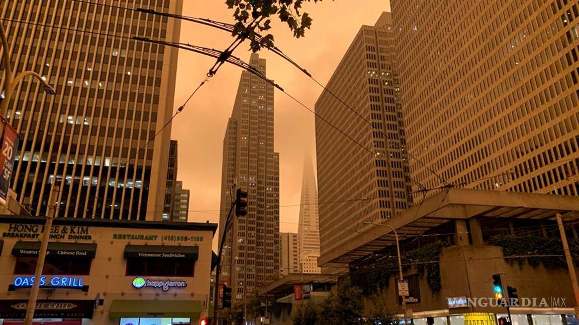 $!Incendios forestales pintan de un color naranja apocalíptico el cielo de San Francisco