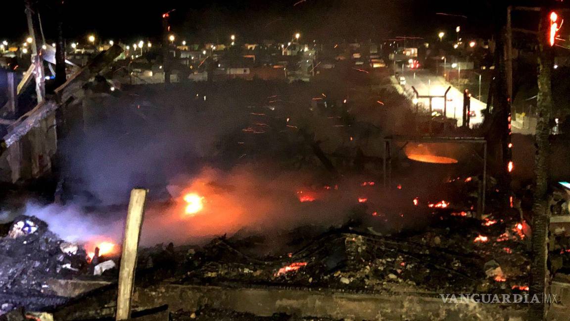 $!El resultado del incendio dejó a varias familias sin hogar, con sus pertenencias reducidas a cenizas.