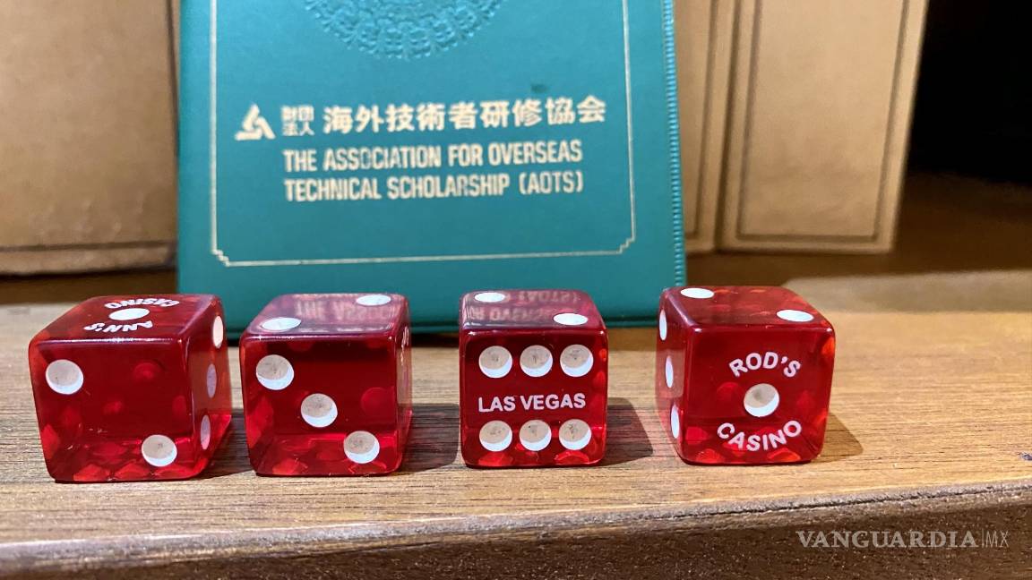 $!Dados de Las Vegas sobre un documento japonés como fondo. Simbología pura.