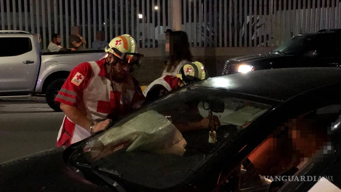 $!Paramédicos de la Cruz Roja atendieron a los ocupantes del Mitsubishi Lancer en el lugar del accidente.