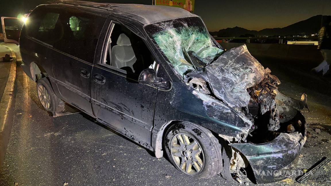 $!La camioneta Ford Windstar quedó severamente dañada tras invadir el carril contrario y provocar el accidente.