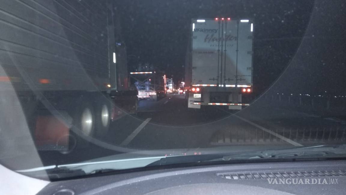 $!Reportan tráfico lento en carretera libre Monterrey-Saltillo por volcadura de tráiler