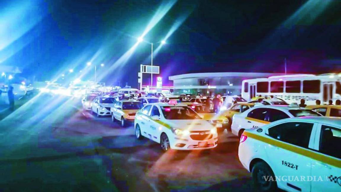 Bloquean taxistas la Saltillo-Monterrey; protestan por aplicaciones de transporte