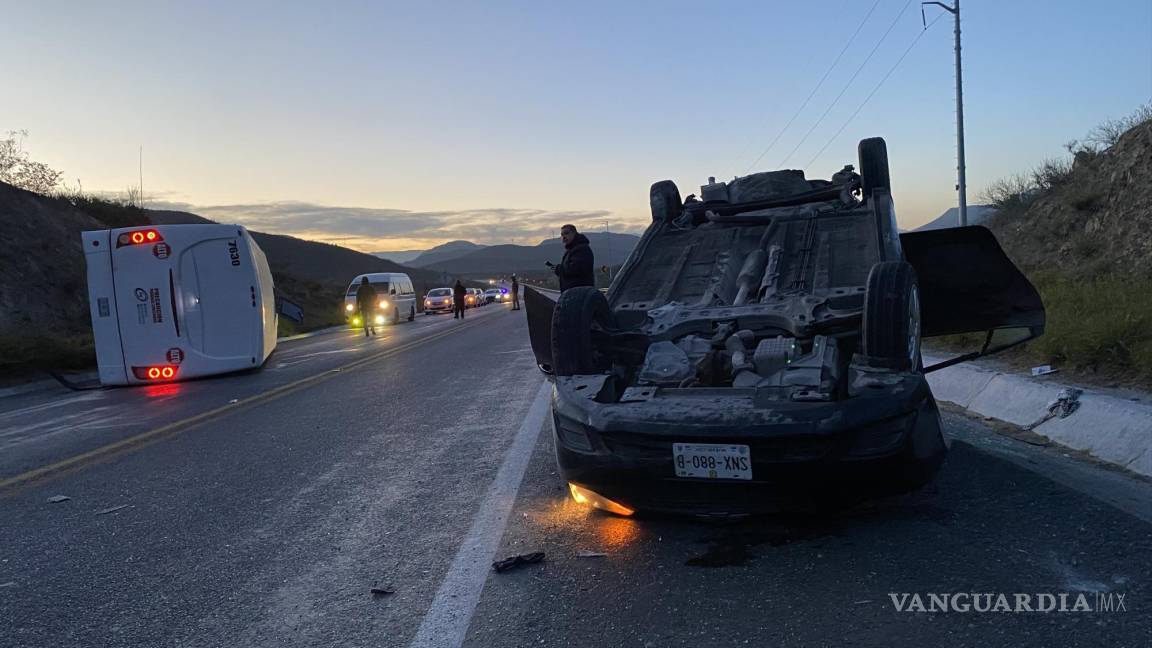 Fuerte impacto provoca volcadura de auto y transporte e personal en Saltillo; operador resulta herido