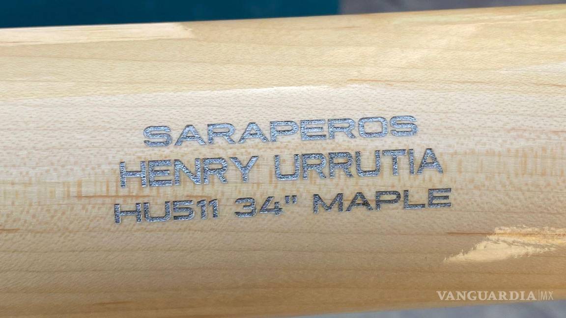 $!Subastan bates de jugadores de Saraperos de Saltillo para apoyar a mujer con cáncer