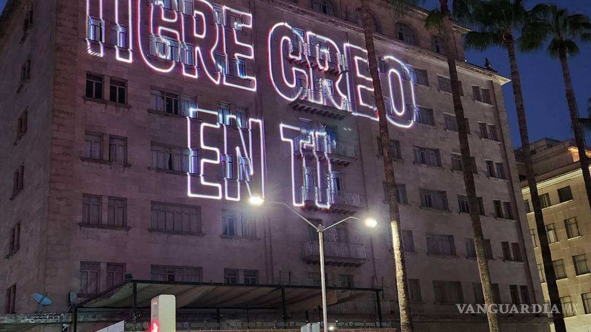 $!Sobre edificios se mostraron mensajes en apoyo al abanderado por la gubernatura.