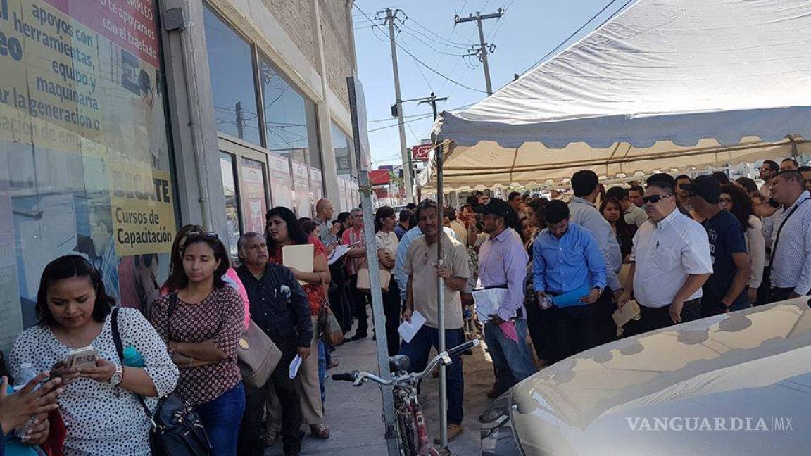 Más de 500 personas buscan empleo en tienda ancla de centro comercial de Monclova