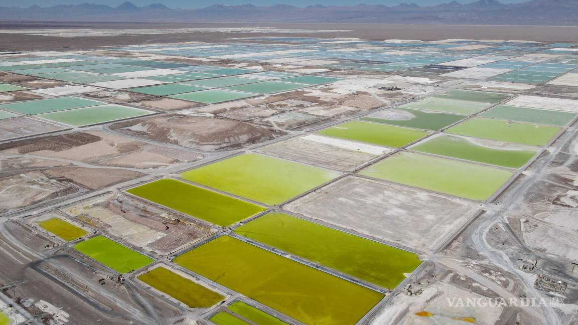 $!Una piscina de salmuera para la producción de litio, en la empresa Sociedad Química y Minera de Chile (SQM) en el Salar de Atacama (Chile).