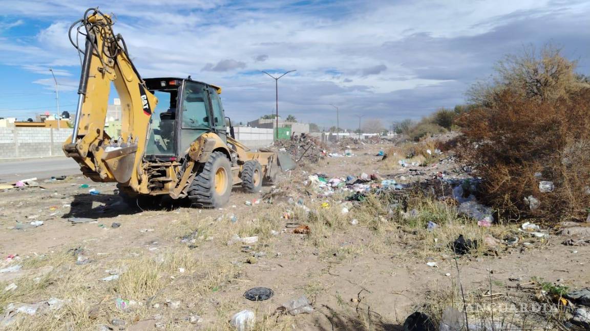 $!Retroexcavadoras apoyaron la remoción de escombro en zonas de difícil acceso.