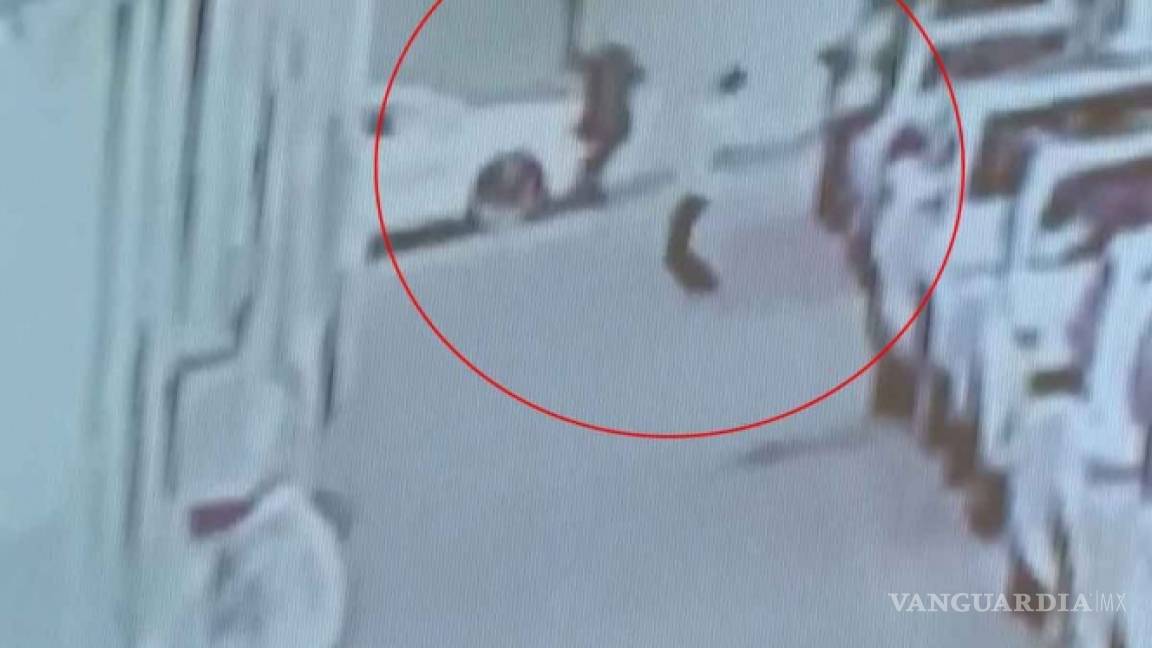 Hombre salva a un bebé que cayó de un quinto piso (VIDEO)