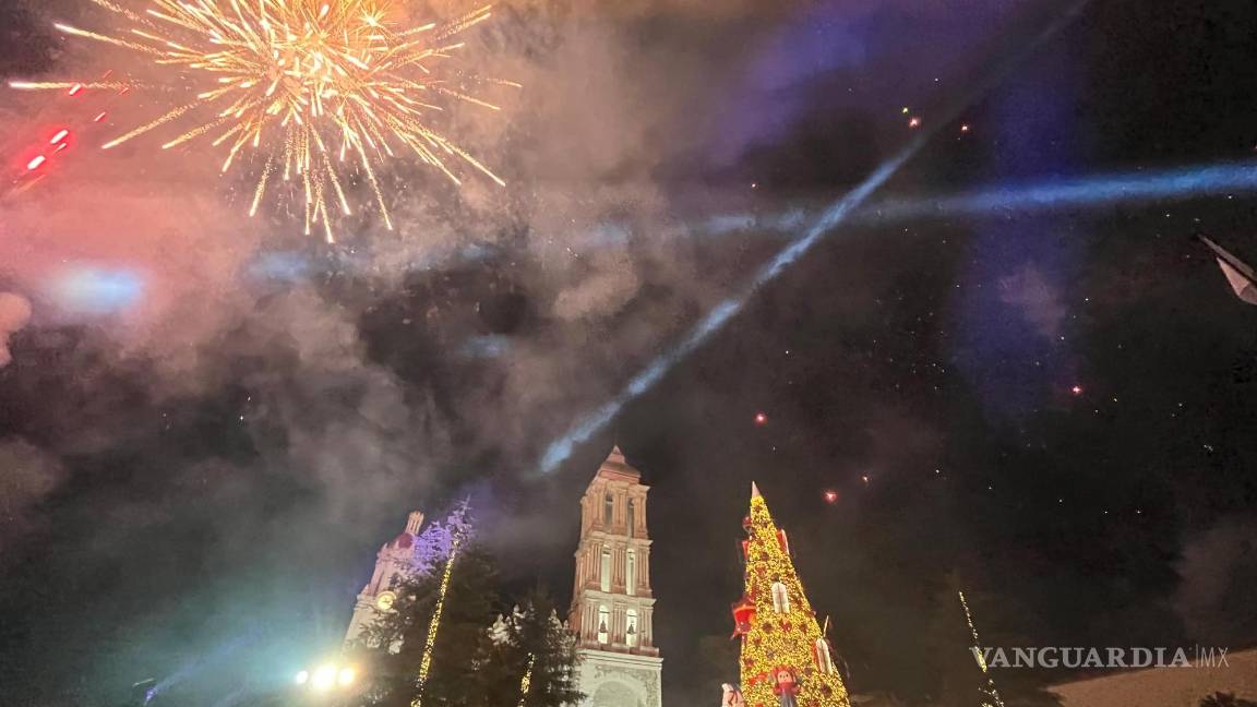 $!La pirotecnia fue parte del programa del evento de encendido del pino.