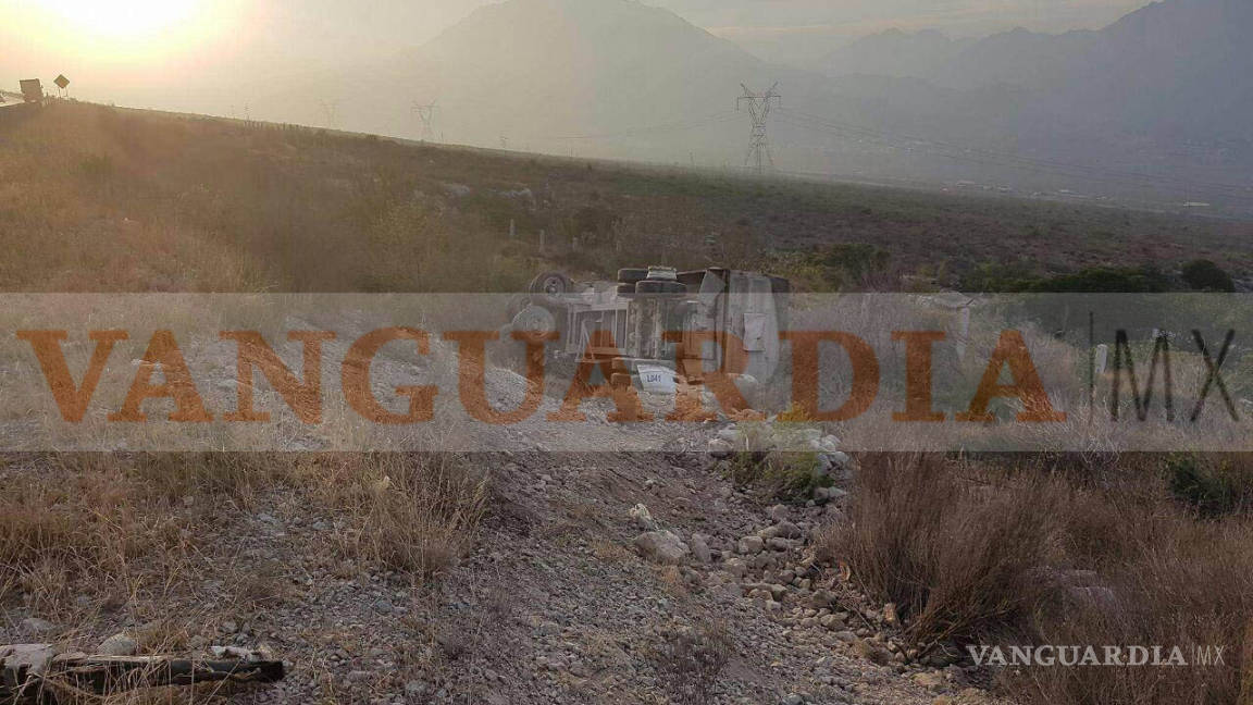 Tráiler choca contra muro central y paraliza la carretera Monterrey - Saltillo