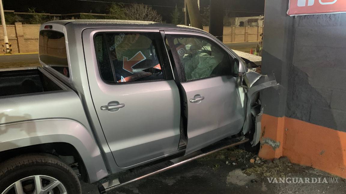 $!Supuesto funcionario choca y ocasiona fuga de gas, al norte de Saltillo