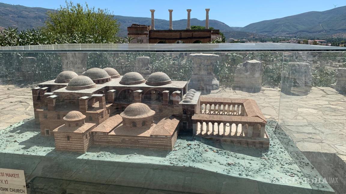 $!Maqueta que reproduce la Basílica de San Juan, con los restos reales al fondo. El templo fue construido por el emperador bizantino Justiniano en el lugar donde se cree fue enterrado el apóstol y evangelista. EFE/Antonio Sánchez Solís