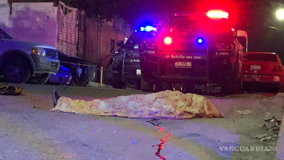 $!El cuerpo yacía inerte sobre el pavimento.