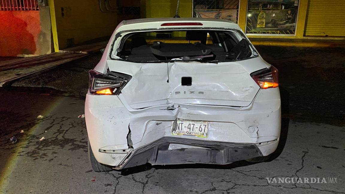 Conductor choca contra otro vehículo en avenida de Saltillo