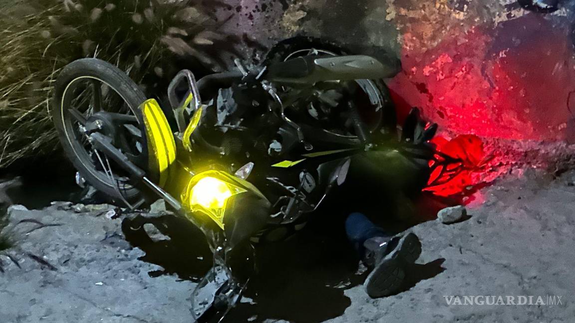 $!El hombre quedó abajo de su moto.