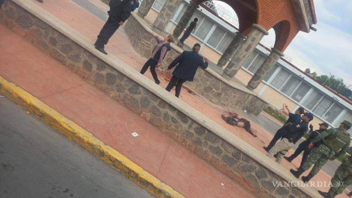 $!Cientos de pobladores acudieron a la explanada, en donde el sujeto fue golpeado hasta causarle la muerte