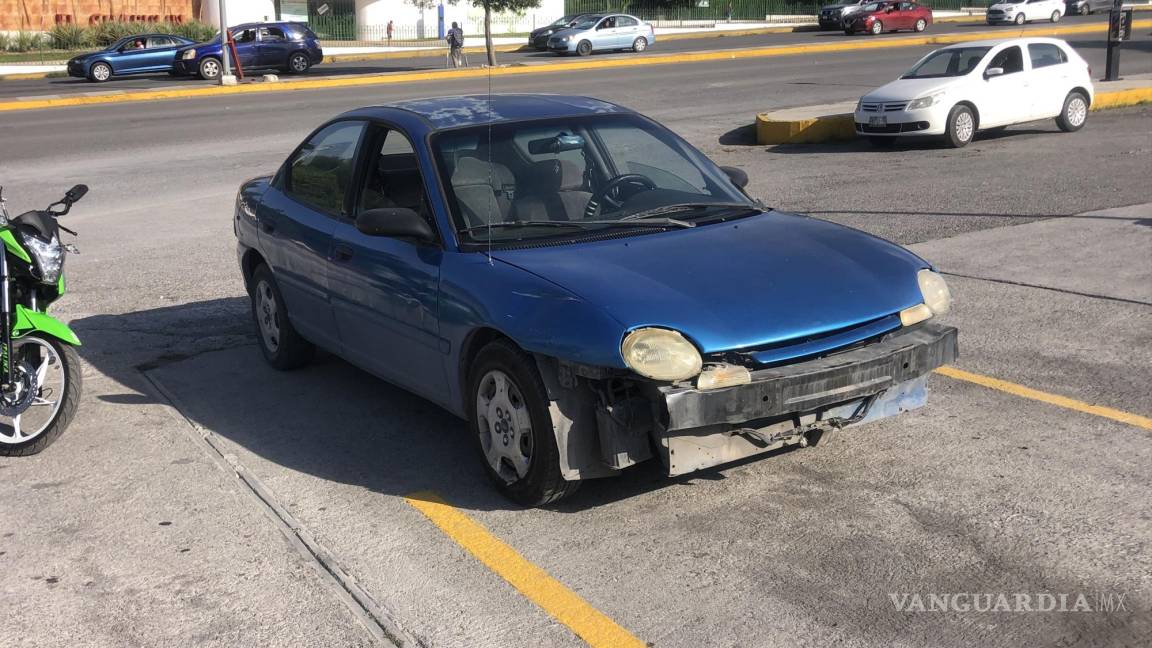 Embisten a repartidor en Saltillo; otro se estrella contra un taxi