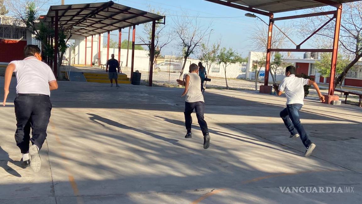 Regresa el bullicio a los salones y gritos en patios y corredores de escuelas en La Laguna