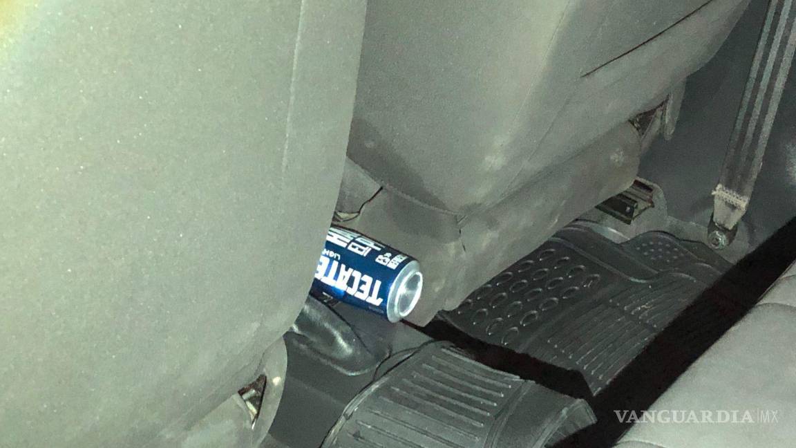 $!Botella de bebida alcohólica es encontrada en el interior del vehículo Aveo, aportando pruebas adicionales a la presunta intoxicación del conductor.