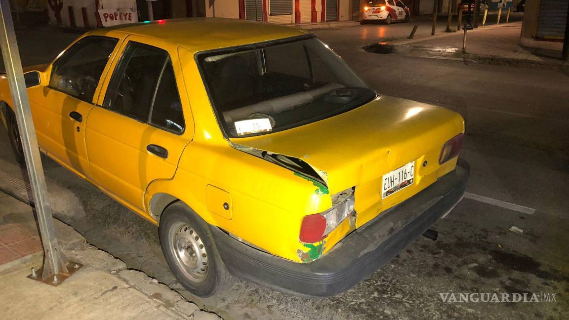 $!Un taxi también fue afectado.