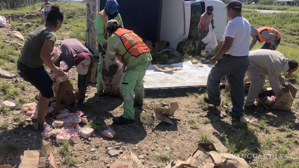 Vuelca camioneta cargada de tortillas, que rapiñaron en la carretera a Torreón