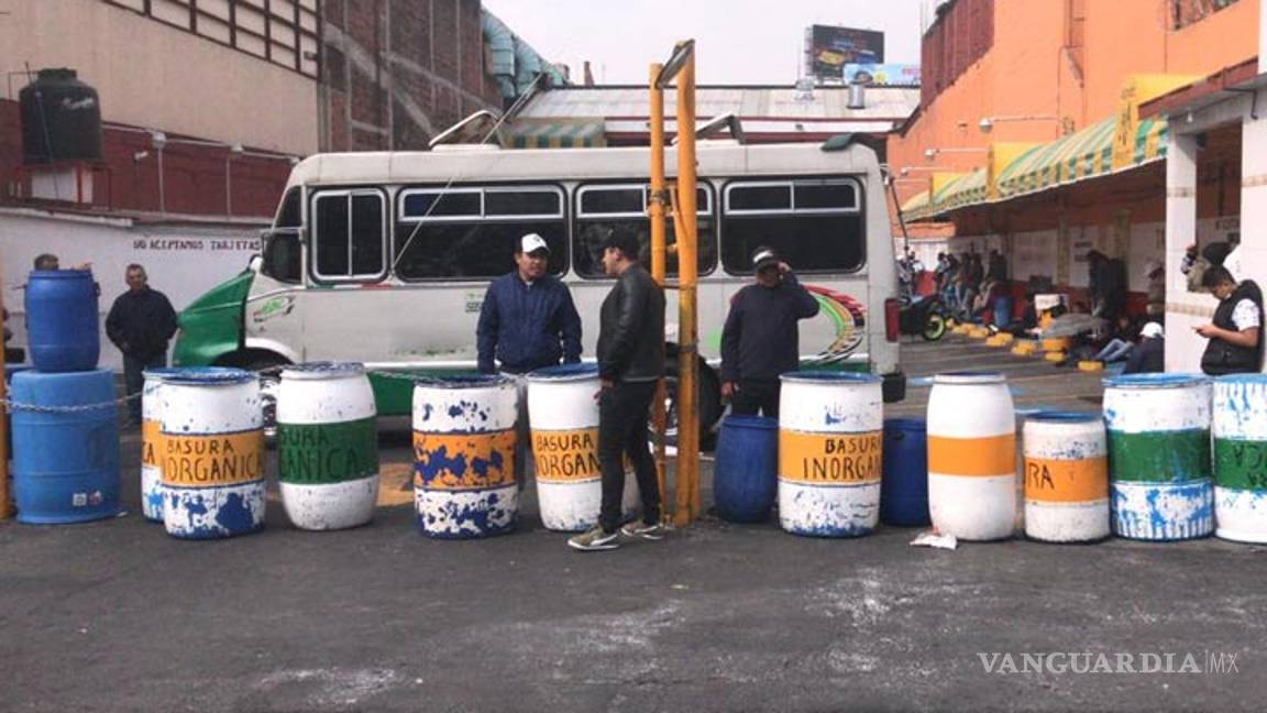 $!Se arma zafarrancho durante desalojo de taquería en CDMX