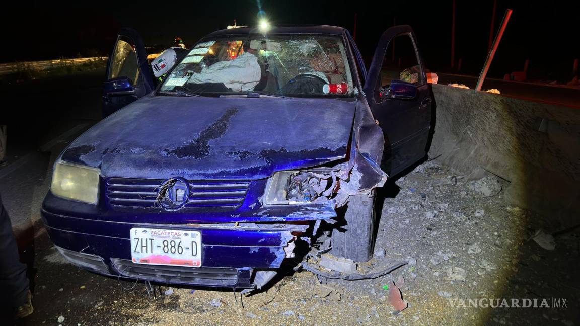 Conductor colisiona contra barra de contención en la carretera a Zacatecas; dos menores terminan lesionados