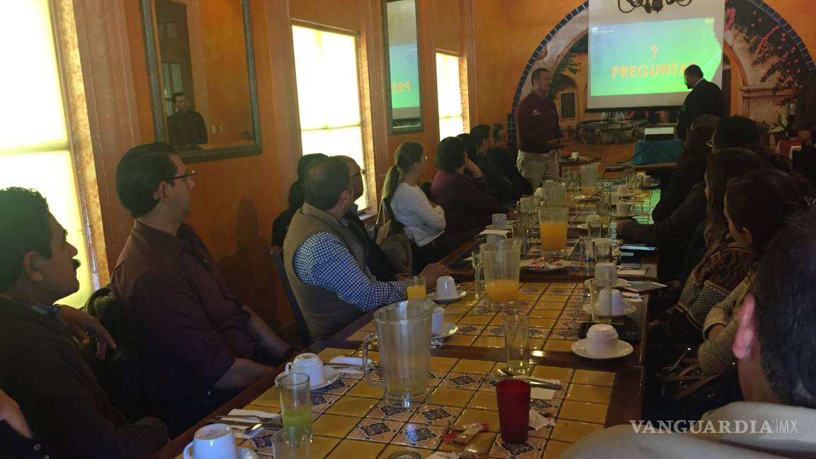 Imparten curso sobre reforma fiscal en empresa en Saltillo