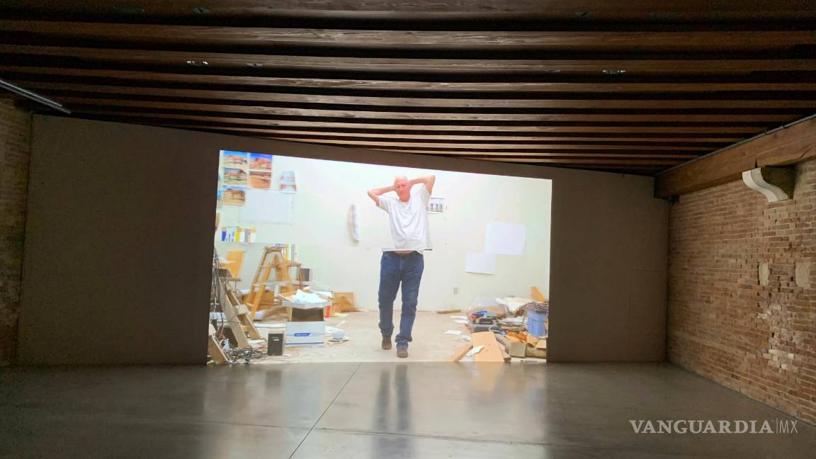 $!El artista estadounidense Bruce Nauman presenta en Venecia una desafiante reflexión multiformato y contemporánea en la que exhibe su cuerpo como soporte artístico y recrea presupuestos básicos de la escultura, como el del contrapposto, que influyeron en el arte del Renacimiento. EFE/Javier Alonso