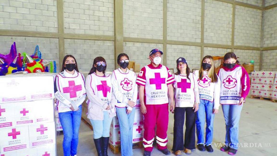 $!Labor. Voluntarios en la Cruz Roja ayudaron para acomodar el metrial en las bodegas.