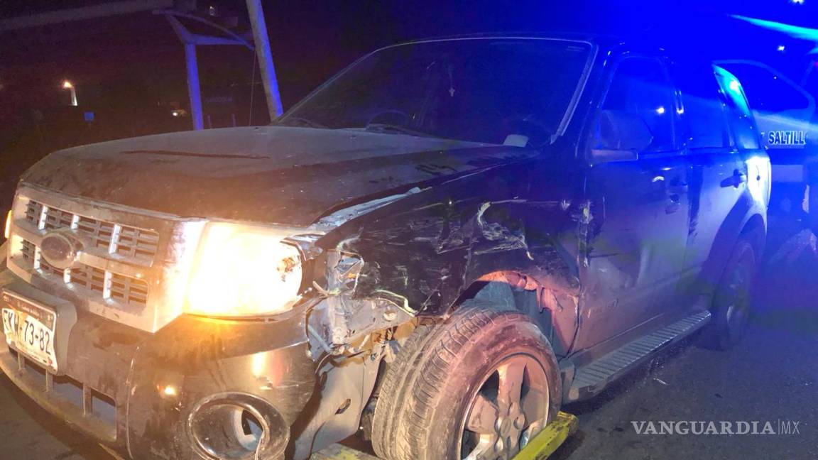 $!Chocan taxista y conductor en Saltillo, casi se agarran a golpes