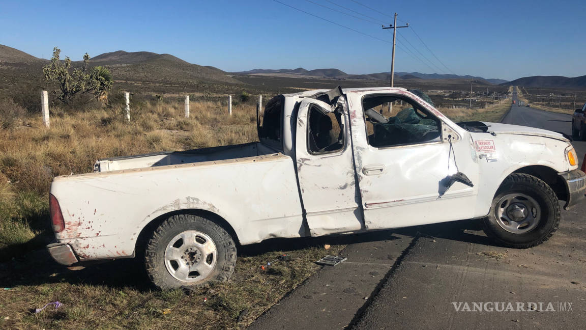 Conductor y copiloto iban ‘como el diablo’; vuelcan camioneta en carretera a Zacatecas
