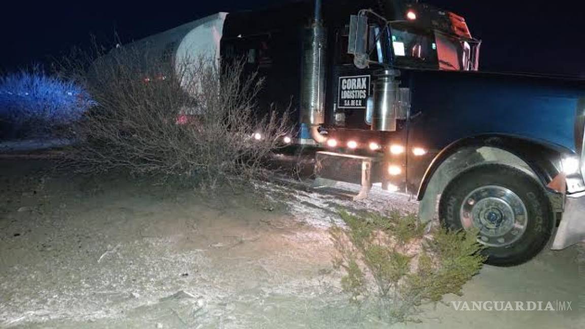 Hallan pipa abandonada con diésel en la carretera Saltillo-Torreón
