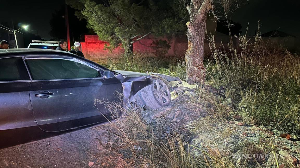 Acelerado choca contra árbol tras pasar vibrador en Lomas de Lourdes, de Saltillo