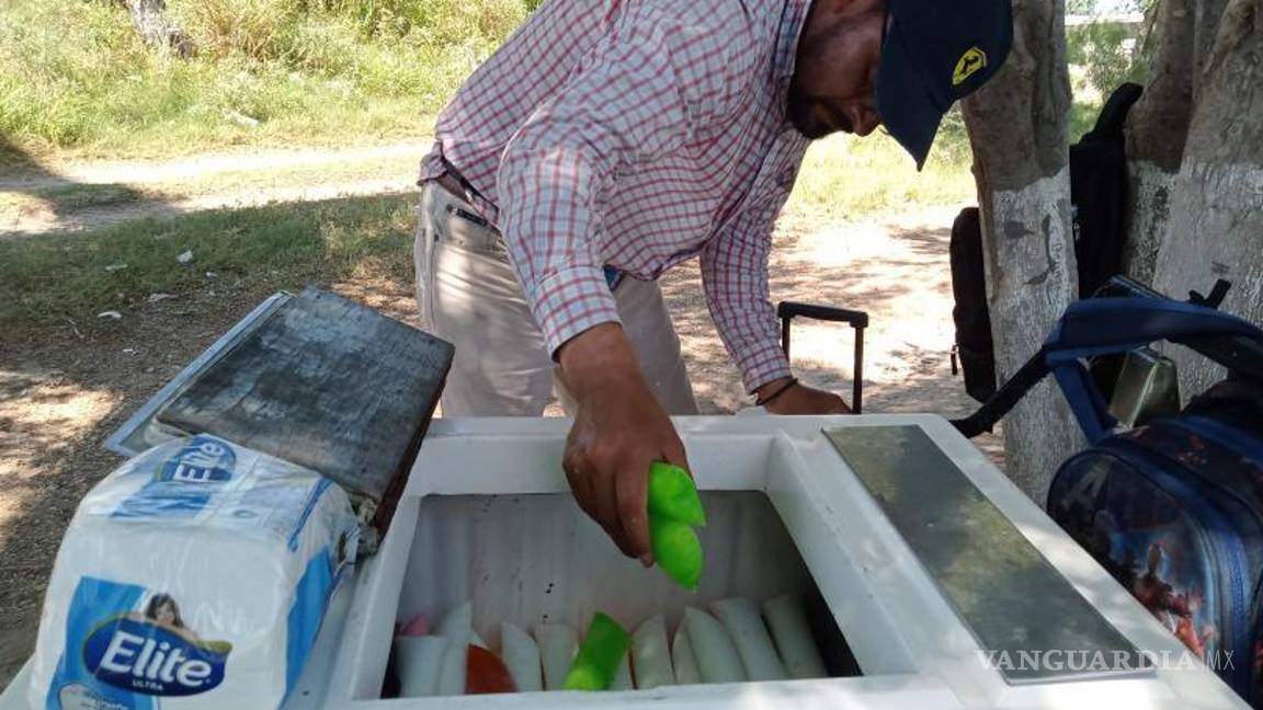 $!Este esforzado padre de familia saca el sustento diario gracias a su buen ojo comercial.