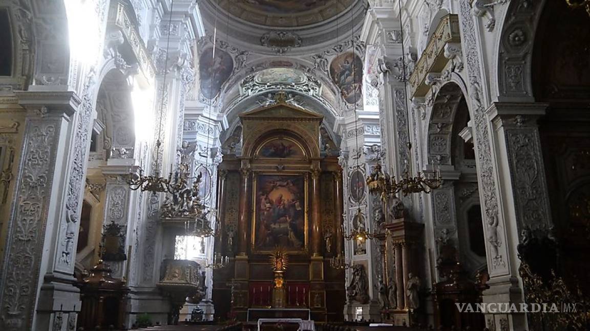 Con agua bendita un turista apaga fuego en una iglesia de Viena