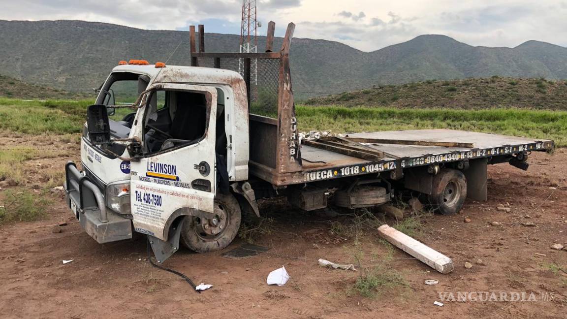 Operador de camión dormita y vuelca, en carretera a Torreón