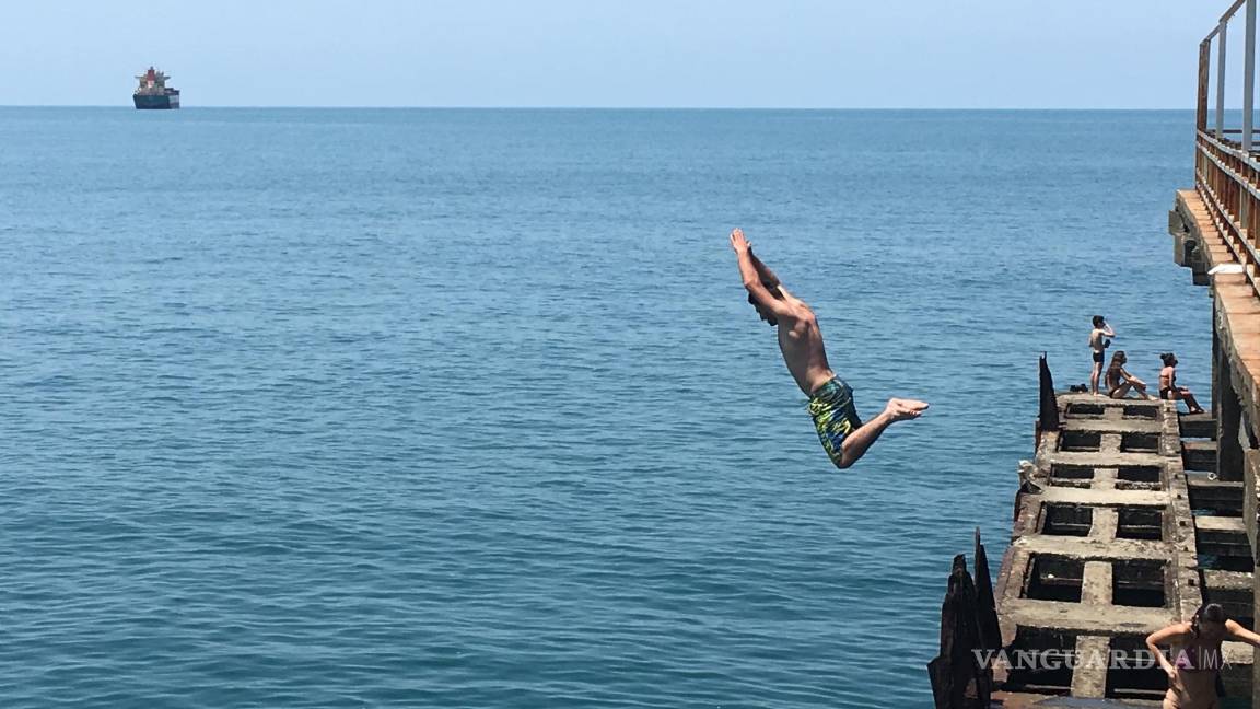 $!Disfrutando de las aguas del mar Negro en Batumi. EFE/Misha Vignanski