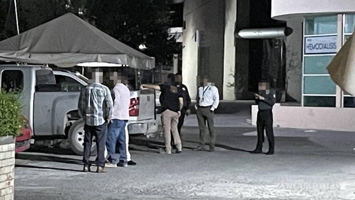 $!La camioneta en la que fue trasladado apenas alcanzó a llegar al nosocomio.