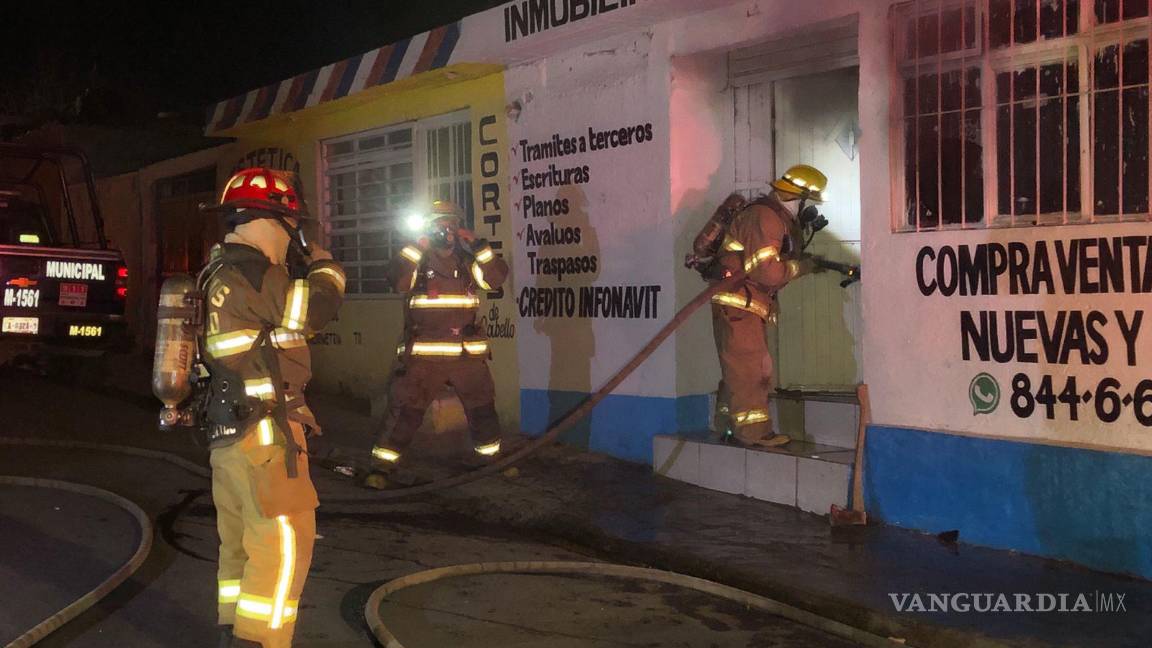 $!El fuego fue controlado en la inmobiliaria.