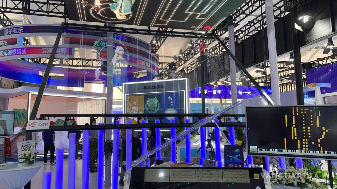 $!Las nuevas fábricas inteligentes y los robots logísticos para la entrega de paquetes protagonizaron el foro de Zhongguancun, el Silicon Valley de Pekín, celebrado este miércoles en Pekín en un momento de escrutinio sobre el sector tecnológico en Chinapor las presuntas prácticas monopolísticas de sus empresas. EFE/Álvaro Alfaro